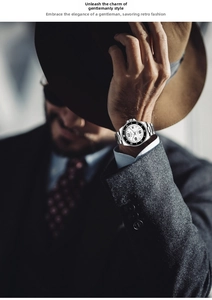 Klassische Herrenuhr aus silbernem Edelstahl mit weißem Zifferblatt am Anzugmodell