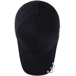Casquette de baseball noire classique avec trois anneaux métalliques sur le bord, style urbain