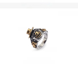 Detail of vintage clown ring with 14g weight and 18K gold vacuum plating specifications