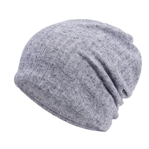 Gorro de punto gris claro transpirable y ligero para verano con diseño de textura