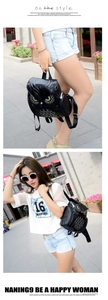 Street style όψη μαύρης τσάντας πλάτης κουκουβάγια από δέρμα PU με κίτρινο κέντημα