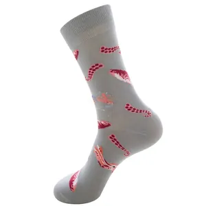 Detail von grauen Socken mit rotem Tentakelmuster und gerippten Bündchen für Herren