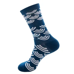 Detailansicht dunkelblauer Socken mit weißen Wellenmustern und Rippbündchen
