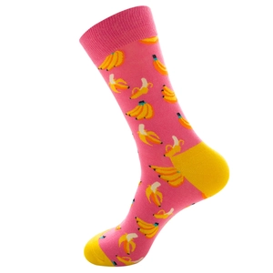 Detailaufnahme rosa Socken mit gelben Bananenmotiven und Kontrastfersen für Damen