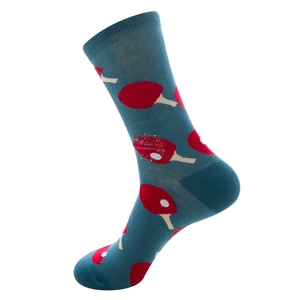 Details von dunkelblauen Socken mit roten Tischtennisschlägern und geripptem Bündchen