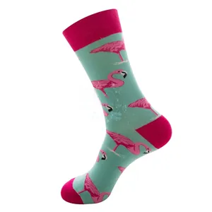 Detail von Strick-Socken mit mintgrüner Basis und rosa Flamingo-Muster-Design