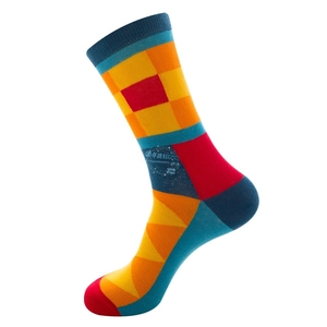 Detail von farbenfrohen Socken mit asymmetrischen geometrischen Mustern und Blöcken