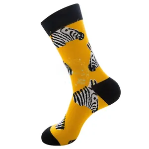 Detailierte Strickstruktur einer gelben Socke mit schwarz-weißem Zebra-Muster-Print