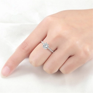 Anello da donna classico a sei griffe con zircone rotondo e piccoli diamanti su fascia argento