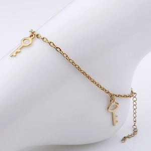 Bracelet de cheville en acier titane doré avec des pendentifs clés sur une chaîne fine