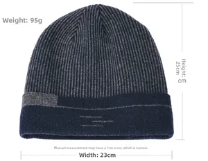Flach liegende gestreifte Strickmütze mit Größenangaben zu Höhe und Breite im Detail