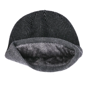Gestreifte Strickmütze für Herren mit dickem Kunstfellfutter für winterliche Wärme