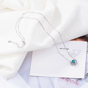 Halskette mit blauem Stern und Mond, Silberkette und Strass auf minimalistischer Karte