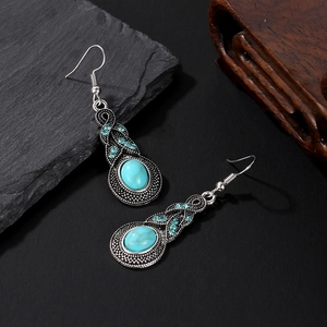 Détail de boucles d'oreilles vintage en forme de goutte avec cristaux bleus et turquoise