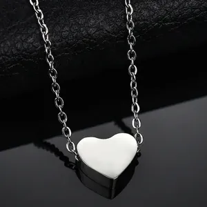 Collar con colgante de corazón de acero inoxidable plateado para mujer, diseño minimalista