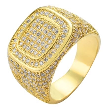 Dettaglio macro dell'anello hip-hop da uomo in oro con zirconi micro-pavimentati quadrati