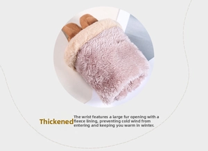 Detailansicht der rosa Wildlederhandschuhe mit Plüschfutter und süßen Hasenohren
