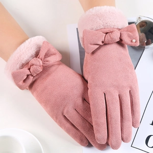 Detail von rosa Wildlederhandschuhen mit Pelzbesatz und Schleife mit Perlenakzent