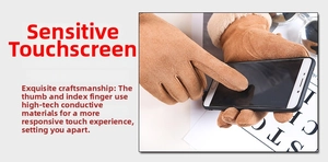 Detailsicht der kamelbraunen Wildlederhandschuhe mit Touchscreen-Funktion an Daumen und Zeigefinger