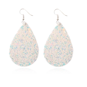 Dettaglio degli orecchini a goccia con paillettes iridescenti e ganci in argento