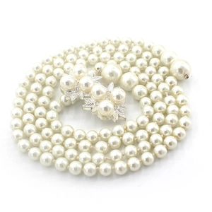 Ensemble élégant de collier de perles multicouches et boucles d'oreilles assorties