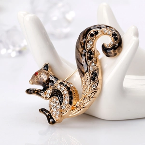 Exquisite gold-plated squirrel brooch with leopard pattern and sparkling rhinestones