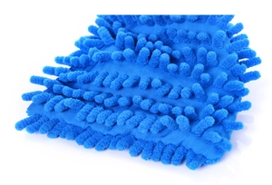 Vue macro du tissu chenille bleu épais détaillant la texture douce des gants de lavage