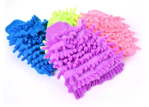 Gros plan de gants de lavage en microfibre chenille colorée avec tentacules absorbants