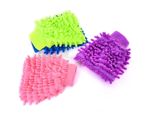 Vue détaillée des grands gants de lavage de voiture en chenille, rose et violet