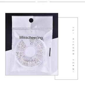 Nagelkunst-Set mit silbernen Meeresmotiven wie Muscheln und Seesternen in einer Box