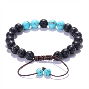Détail macro de perles de lave et turquoise de 8mm sur bracelet tressé et ajustable
