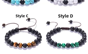 Détail de bracelets ajustables en œil de tigre et pierre de lave avec cordon