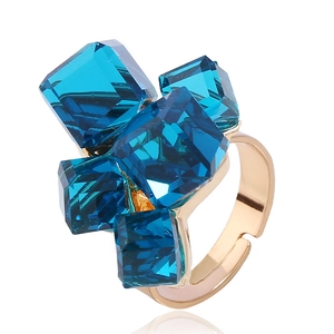 Elegante anello cocktail dorato con cristalli blu cubici e fascia regolabile