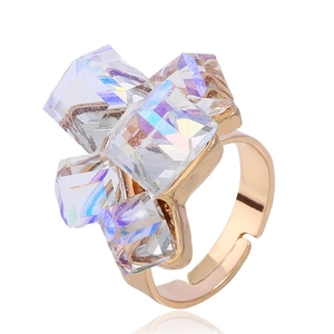 Dettaglio anello oro rosa con quattro cubi di cristallo viola su sfondo bianco pulito