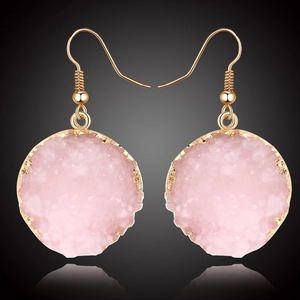 Elegantes pendientes colgantes dorados de resina rosa con textura de piedra natural