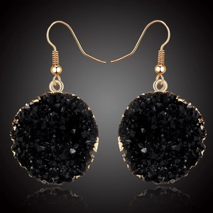 Pendientes redondos de piedra artificial negra con borde dorado estilo minimalista