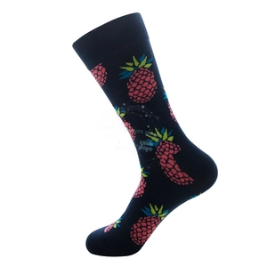 Detail von dunkelblauem Socken mit rosa Ananas-Muster und geripptem Bündchen