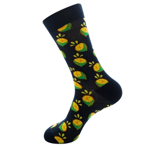 Detail von dunkelblauen mittelhohen Socken mit gelben Zitronenmustern und Rippbündchen