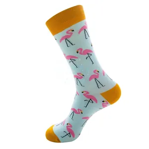 Detail von blauen Socken mit rosa Flamingo-Mustern und gelben Zehen-Akzenten