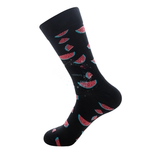 Detail einer Socke mit Wassermelonen-Mustern und gerippten Bündchen auf schwarzem Strick