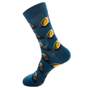 Detailansicht der pfauenblauen Socken mit lustigem Eier-Cartoon-Muster-Aufdruck