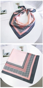 Detailansicht eines Seidenschals mit Blumen- und geometrischen Mustern in Rosa und Grau