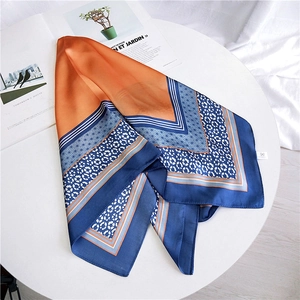 Eleganter Seidenschal mit Blumenmuster und blau-orangefarbenen Geometriemustern