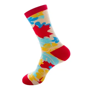 Detailansicht stylischer Socken mit roten Ahornblättern und tropischen Blumenmustern