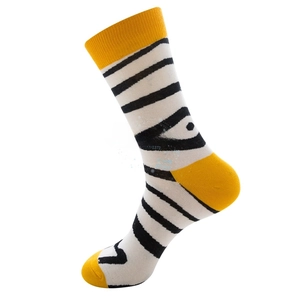 Detail gestreifter Baumwollsocken mit gelben Fersen- und Zehenkontrasten
