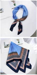 Detail eines Seidenschals mit Blumen- und Leopardenmuster und Satin-Finish in Blau