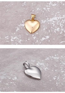 Détails macro des pendentifs polis en forme de cœur en acier inoxydable doré et argenté