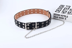 Details des Punk-Ledergürtels in Schwarz mit Doppelösen und silberner Metallkette