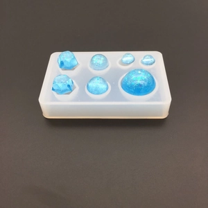 Vista detallada del molde de silicona DIY con joyas de resina azul con purpurina