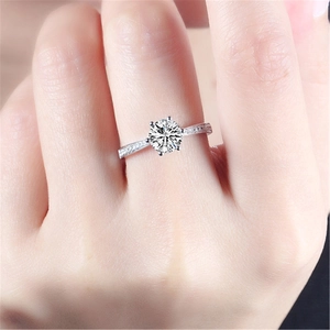 Anello di fidanzamento elegante con zircone rotondo a sei punte e pietre laterali